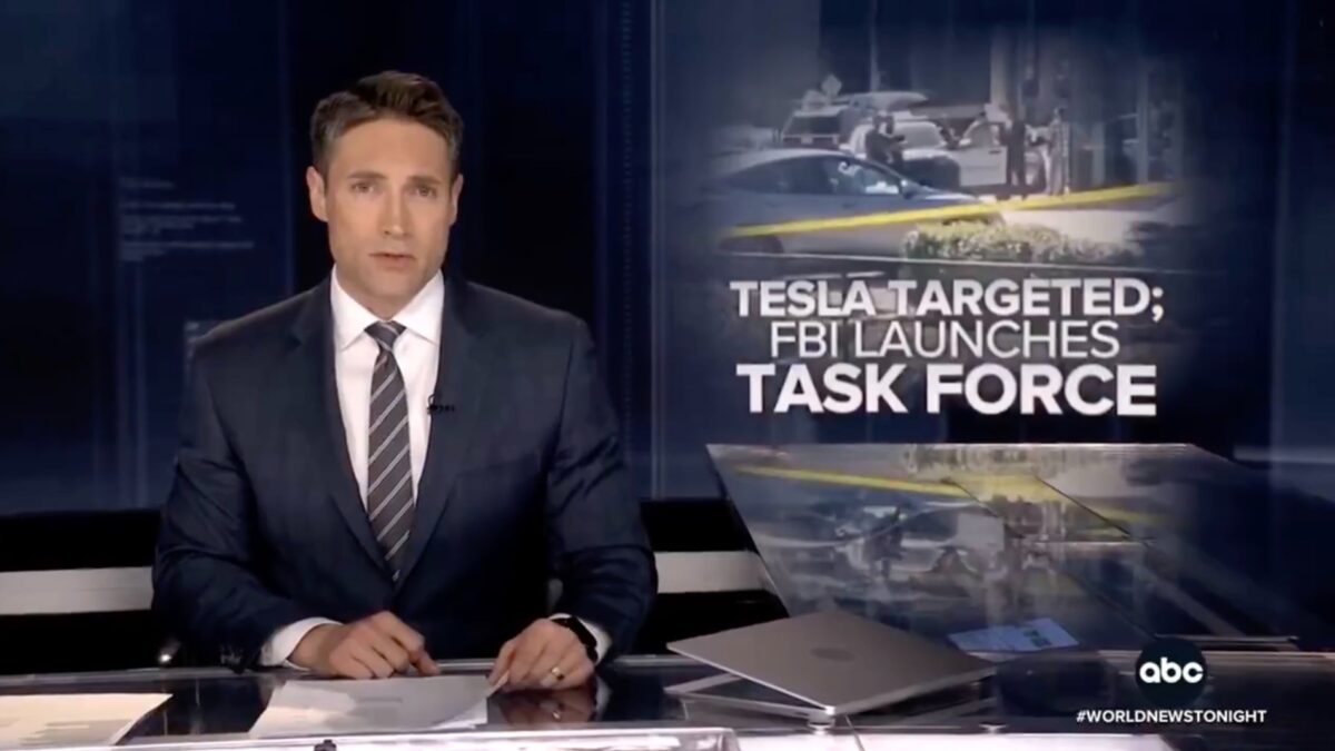 Zápalné zariadenia boli nájdené v predajni Tesla v Texase