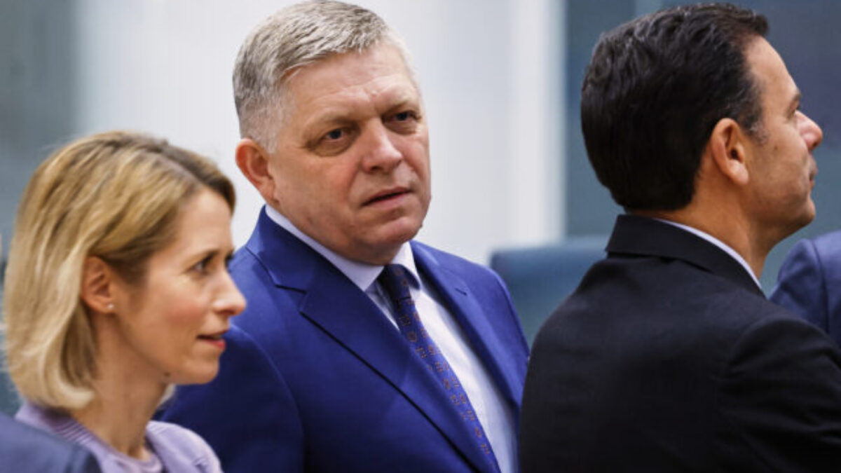 Svet sa za vás bude hanbiť. Europoslanci PS otvoreným listom žiadajú Fica, aby nešiel do Moskvy