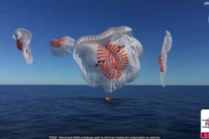 Astronauti NASA pristávajú späť na Zemi po mesiacoch uviaznutých vo vesmíre.