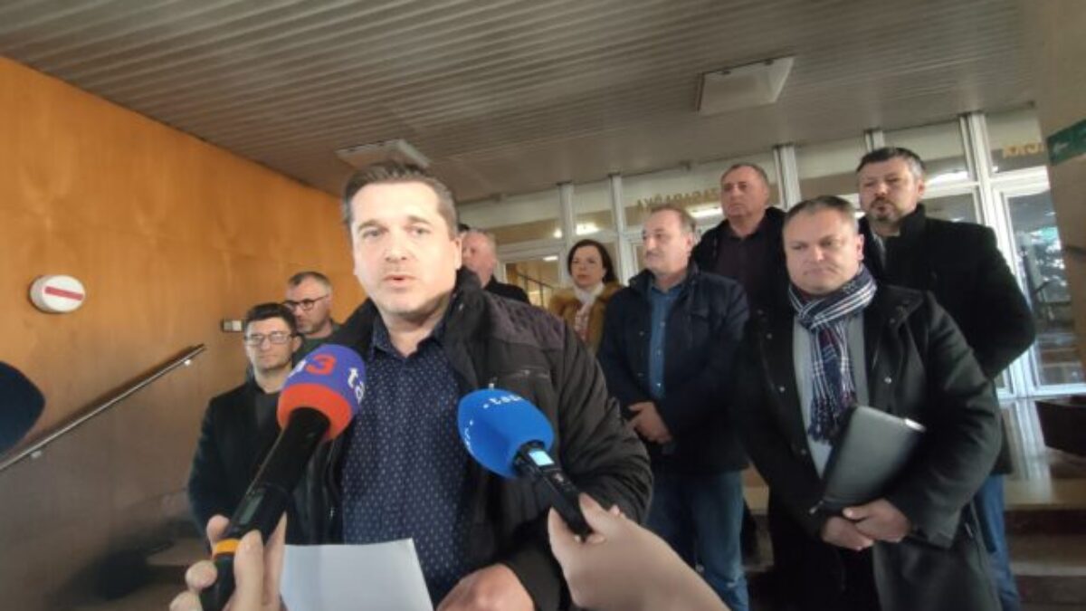 89071 starostovia malach ma v popreda starosta obce aahanovce jan nigut1 640x420.jpg Košický klub odovzdal v podateľni mestského magistrátu návrh na zmenu Štatútu mesta Košice