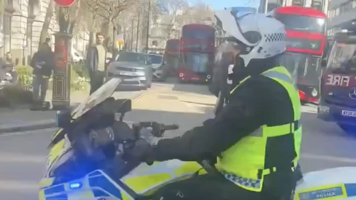 Dodávka narazila do davu chodcov neďaleko Somerset House, čo vyvolalo uzamknutie kampusu King’s College