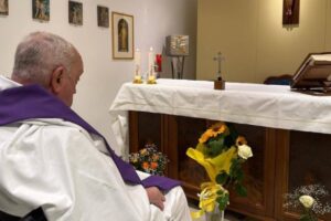 Vatikán zverejnil fotografiu pápeža v kaplnke nemocničného apartmánu, no jeho tv...