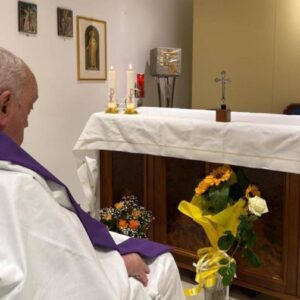 Vatikán zverejnil fotografiu pápeža v kaplnke nemocničného apartmánu, no jeho tv...