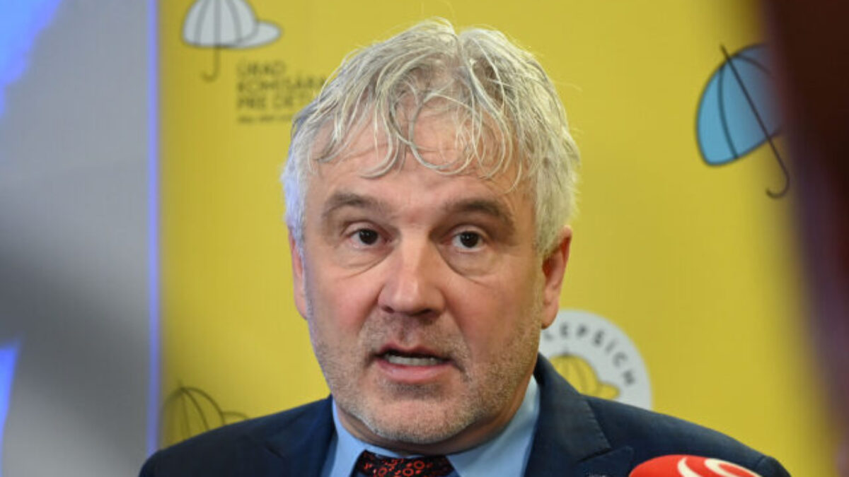 Komisár pre deti Mikloško navštívil školu, kde došlo k údajnému útoku policajta na rómske deti