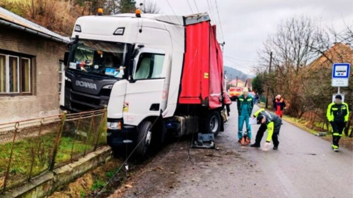 Opitý kamionista v obci Brehy zišiel z cesty a zrazil chodkyňu, žena utrpela vážne zranenia
