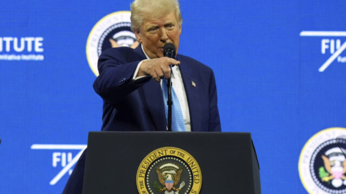 Trump hrozí zvýšením ciel na kanadskú oceľ a hliník na 50 percent a zničením kanadských automobiliek