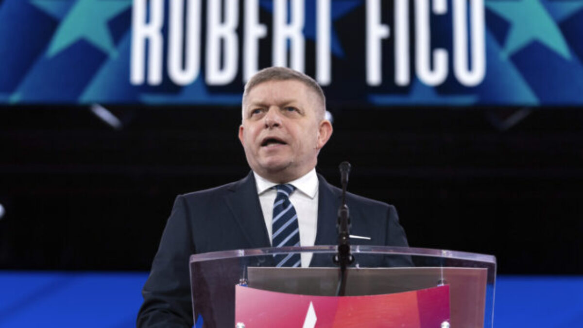 Ficova vláda to dotiahne až do konca a nezmenia to ani protesty, ukázal prieskum