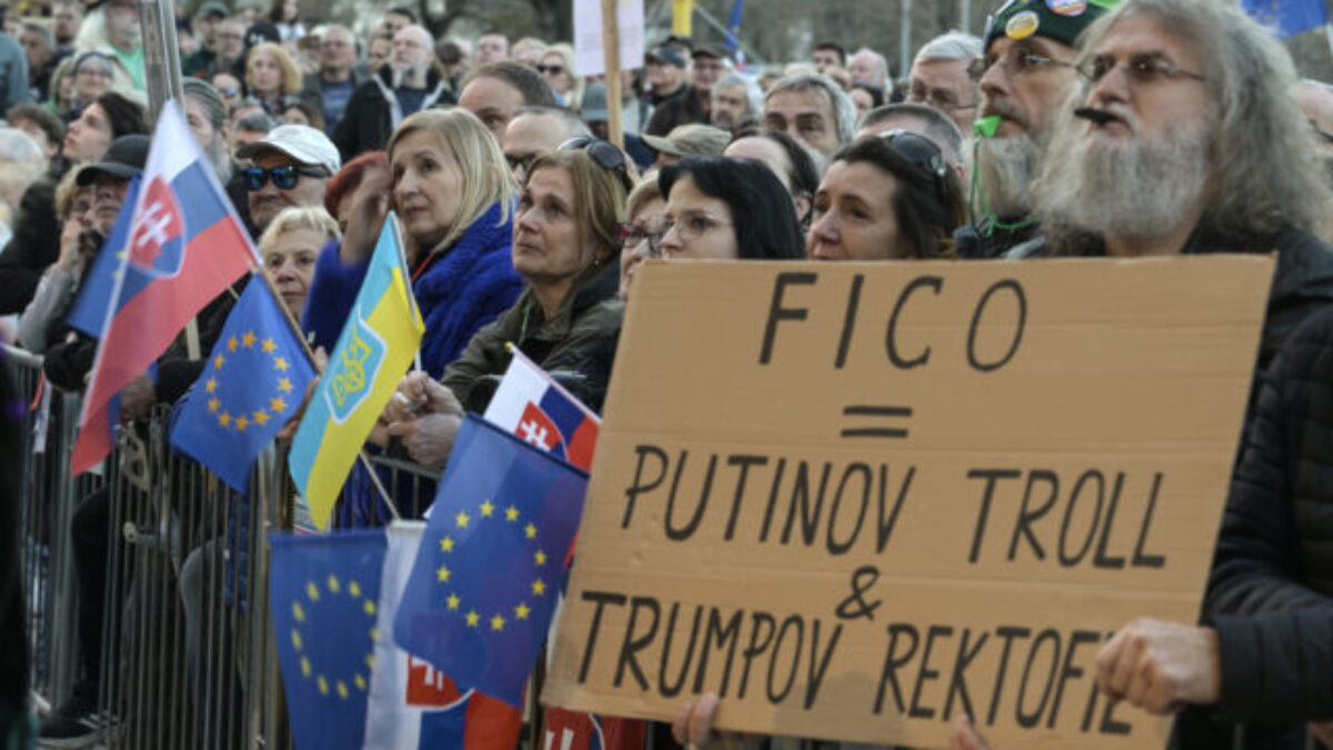 Protestujúci v Košiciach kričali „Dosť bolo Fica“, kritizovali Blahu aj Erika Kaliňáka – VIDEO, FOTO