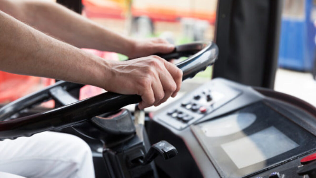 Vodičovi autobusu sa vyhrážal s nožom v ruke, že ho zabije, agresora neskôr chytili policajti