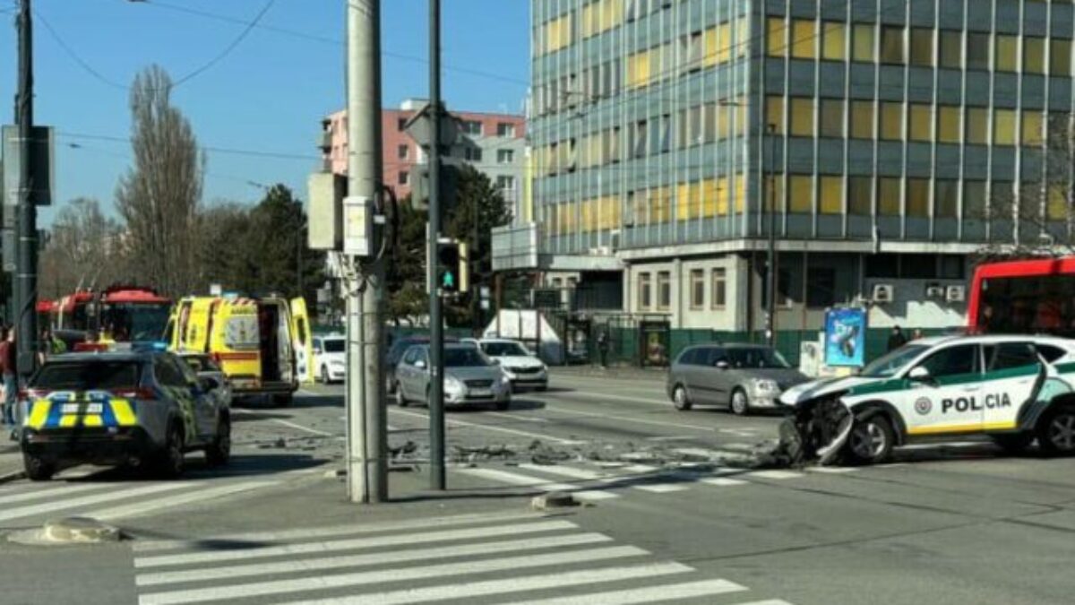 Policajné vozidlo sa zrazilo so Škodou. Vodička skončila v nemocnici, na vine bol policajt – FOTO Policajné vozidlo sa zrazilo so Škodou. Vodička skončila v nemocnici, na vine bol policajt – FOTO