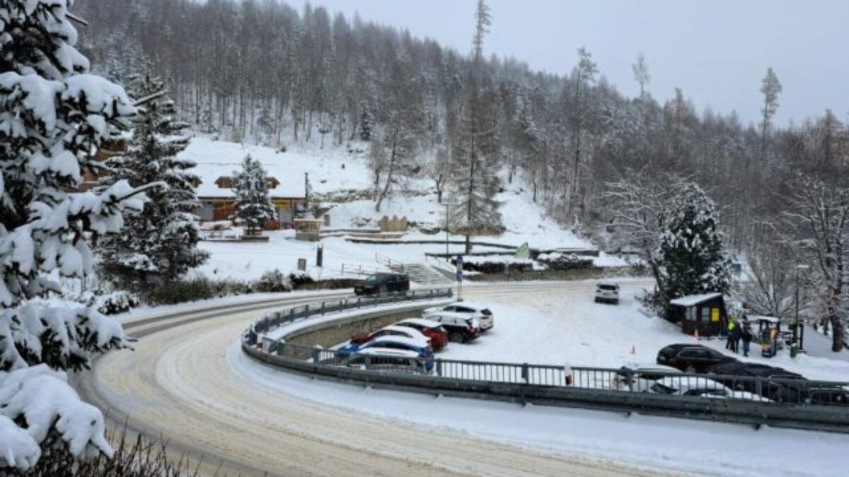 Sledované diaľničné úseky a rýchlostné cesty sú zjazdné, povrch vozoviek je suchý až mokrý