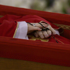 Rakvu s pápežom Františkom prenesú v stredu do baziliky, Vatikán oznámil detaily...