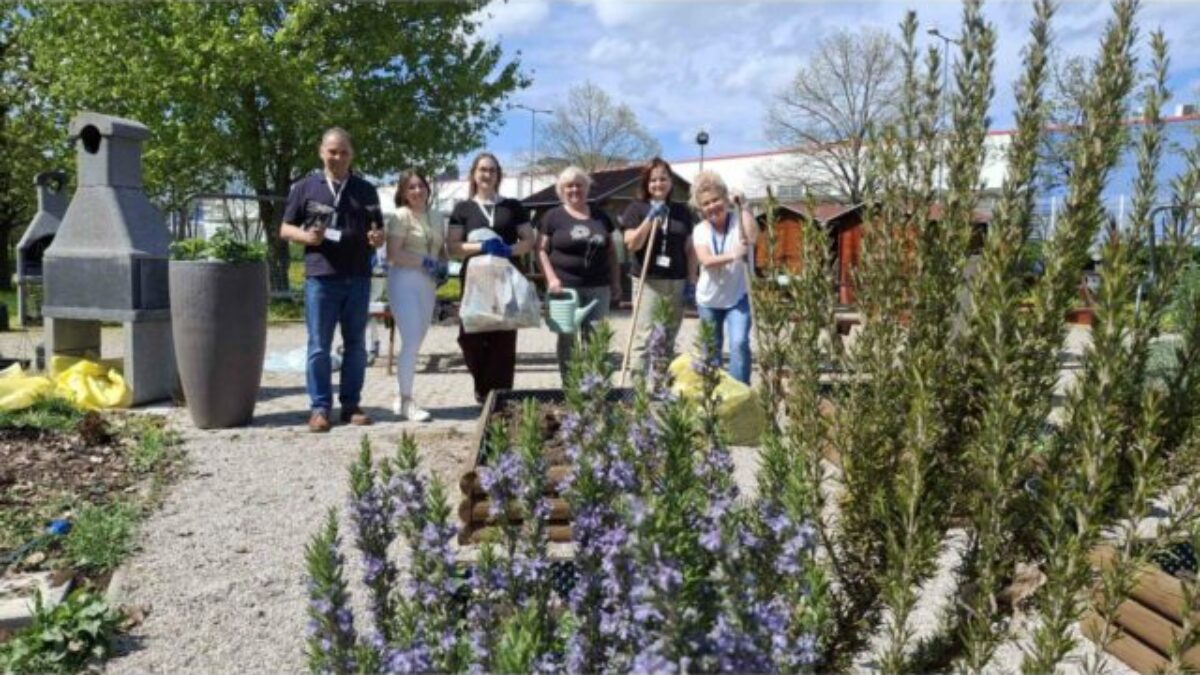 Dobrovoľníci z Tesca odľahčili prírodu o dve tony odpadkov