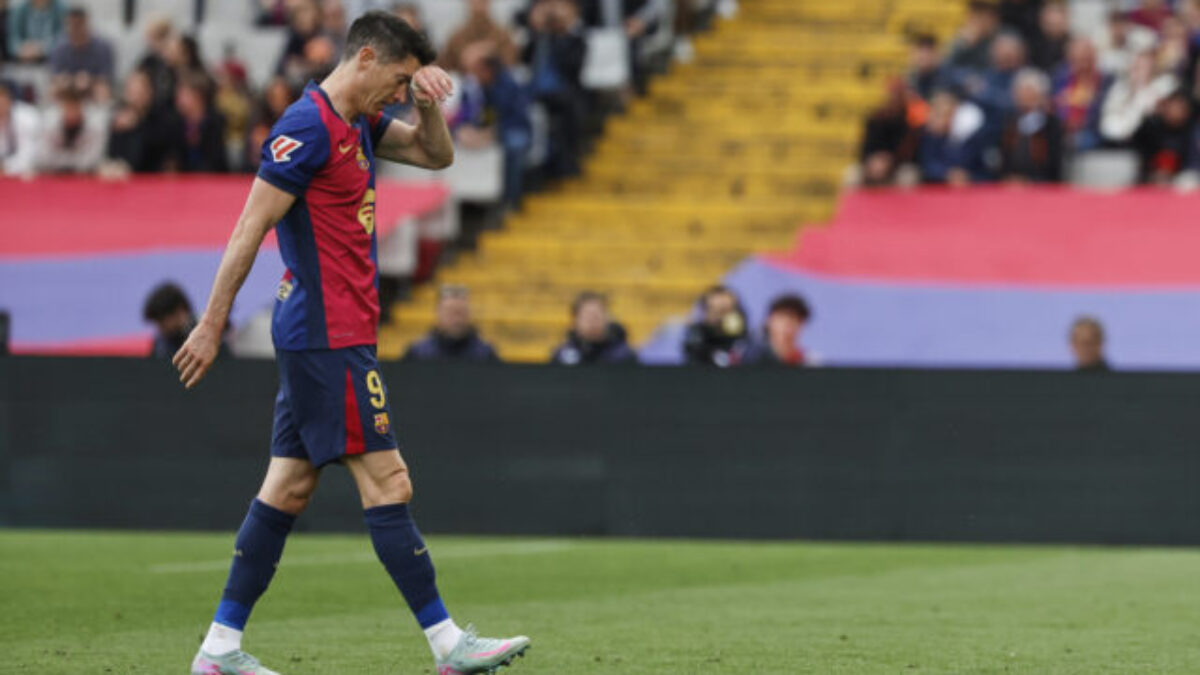 Lewandovski vynechá El Clásico aj semifinále Ligy majstrov, jeho absencia môže narušiť šance Barcelony na trofeje