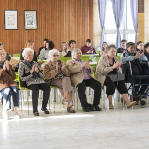 Žiaci SOŠ polygrafickej priniesli seniorom radosť a umelecké zážitky
