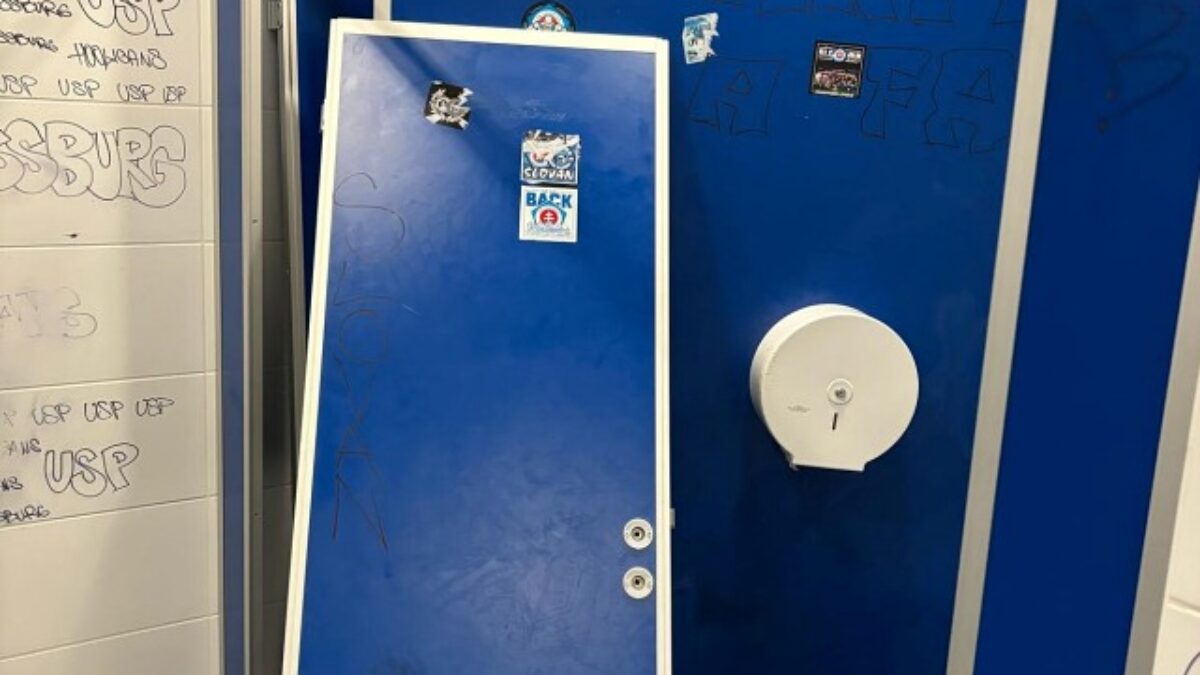 95654 toaleta2.jpg Slovanisti na štadióne v Trnave zdemolovali toaletu, polícia eviduje celkovo desať incidentov- FOTO