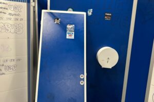 Slovanisti na štadióne v Trnave zdemolovali toaletu, polícia eviduje celkovo des...