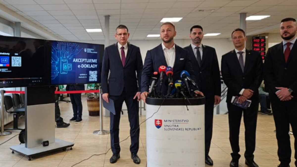 Doklady v mobile sú už realitou, Eštokovo ministerstvo sprístupnilo potrebné aplikácie – VIDEO