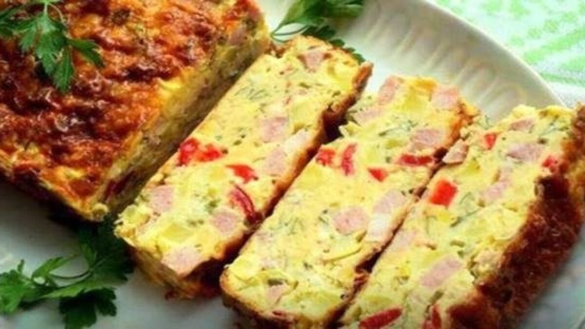 Najchutnejšia VEĽKONOČNÉ slaná šmakotinka: Koláč plnený klobásou, syrom a paradajkami, pripravený za 40 minút