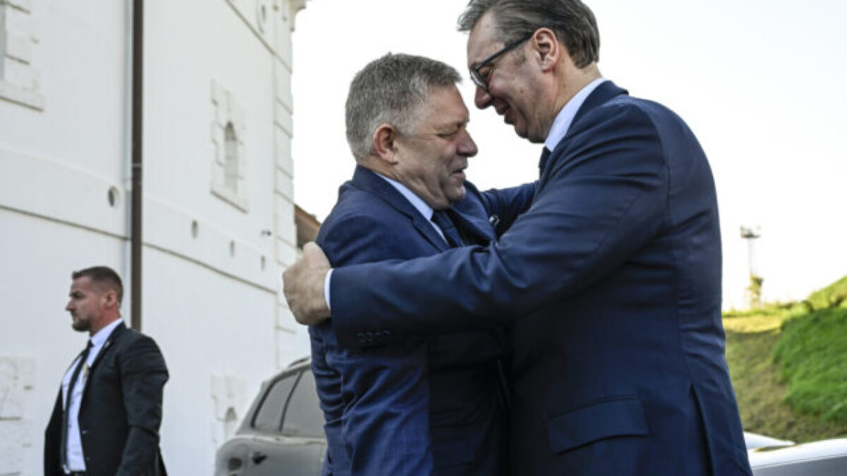 Na podporu srbského prezidenta Vučića sa zhromaždili tisíce ľudí, prevažne dôchodcov