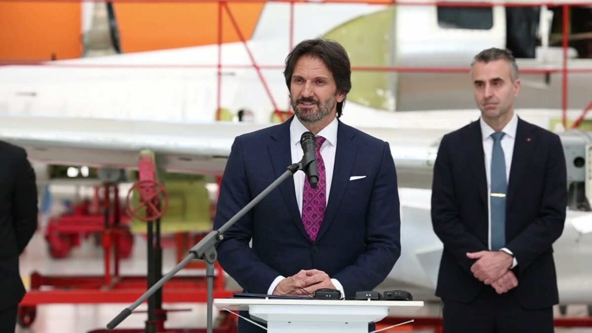 KALIŇÁK: OBRANNÝ PRIEMYSEL BUDE OPÄŤ PRINÁŠAŤ OVOCIE – LETECKÁ BUDÚCNOSŤ DOSTÁVA V TRENČÍNE ZELENÚ