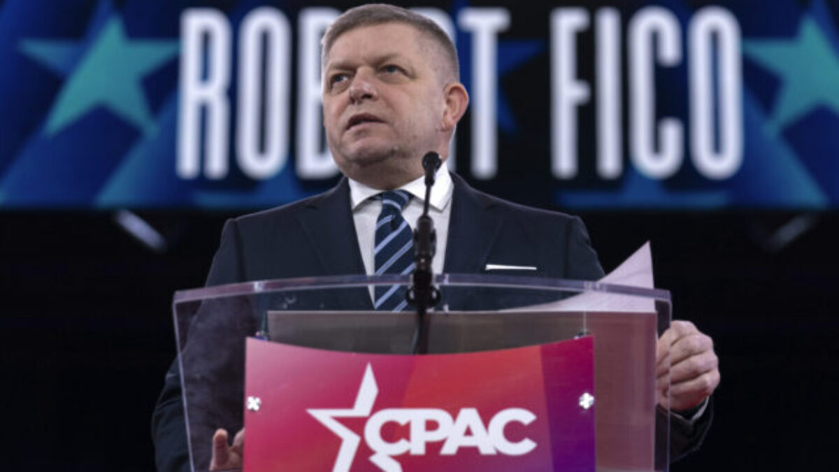 Ficov kamarát Trump nás uvrhol do ekonomickej katastrofy a premiér stále mlčí, uviedol Šimečka Ficov kamarát Trump nás uvrhol do ekonomickej katastrofy a premiér stále mlčí, uviedol Šimečka