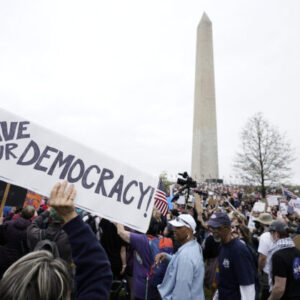 Desaťtisíce ľudí protestovali proti Trumpovej „devastácii“ Spojených štátov a sv...