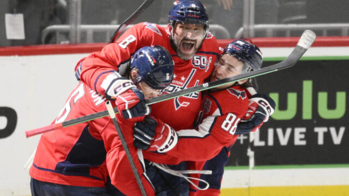 Ovečkin vyrovnal Gretzkého rekord 894 gólov v NHL, v zápase skóroval aj Fehérváry – VIDEO