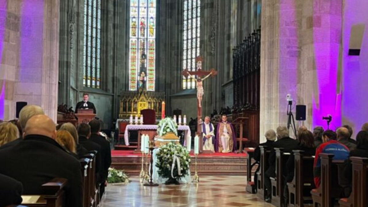 Slovensko sa lúčilo s legendárnym hercom Štefanom Kvietikom – VIDEO