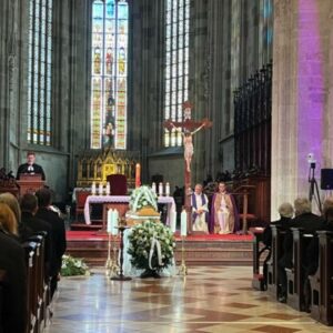 Slovensko sa lúčilo s legendárnym hercom Štefanom Kvietikom – VIDEO