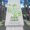 Štát pritvrdzuje voči vandalizmu, poškodzovanie pietnych miest bude samostatný t...