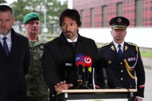 ZBRKLÉ VOJNOVÉ SUMITY ZÁPADU BEZ VÝSLEDKU A MIMO EÚ A NATO, UKÁZALI SKÔR PANIKU ...