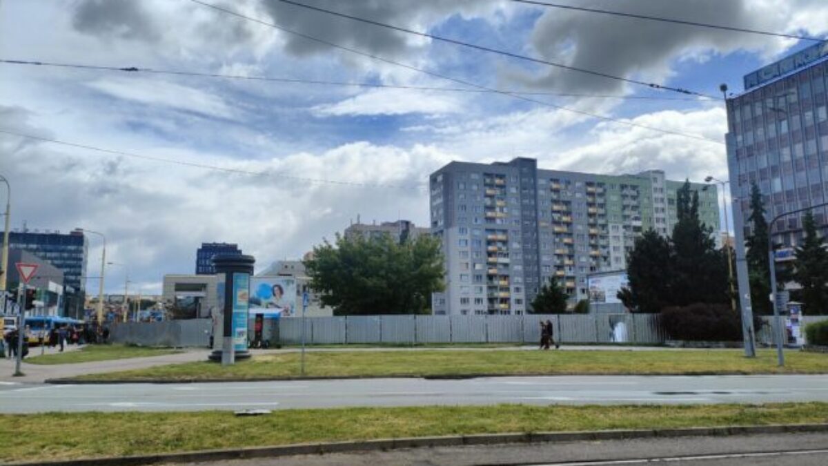 Na Námestí osloboditeľov sa má stavať, občania sú proti a spísali petíciu