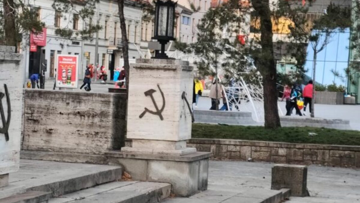 Platná legislatíva SR neumožňuje legálne odstránenie prekríženého kosáka a kladiva ako symbolu komunizmu z pomníka