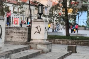 Platná legislatíva SR neumožňuje legálne odstránenie prekríženého kosáka a kladi...