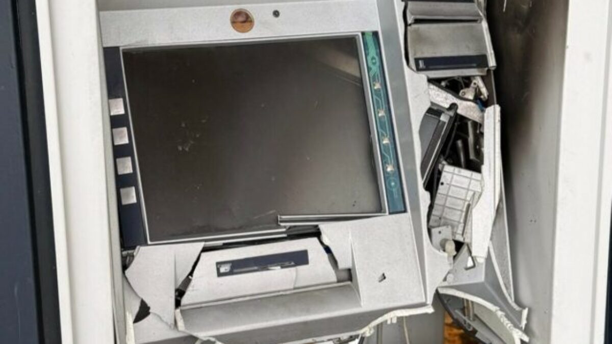 V obci Závod v skorých ranných hodinách vybuchol bankomat pri obecnom úrade