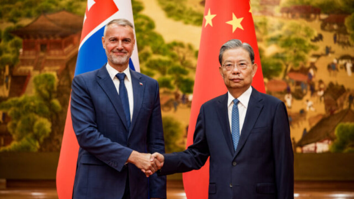 Predseda parlamentu Raši sa v Pekingu stretol so šéfom čínskeho Národného ľudového zhromaždenia