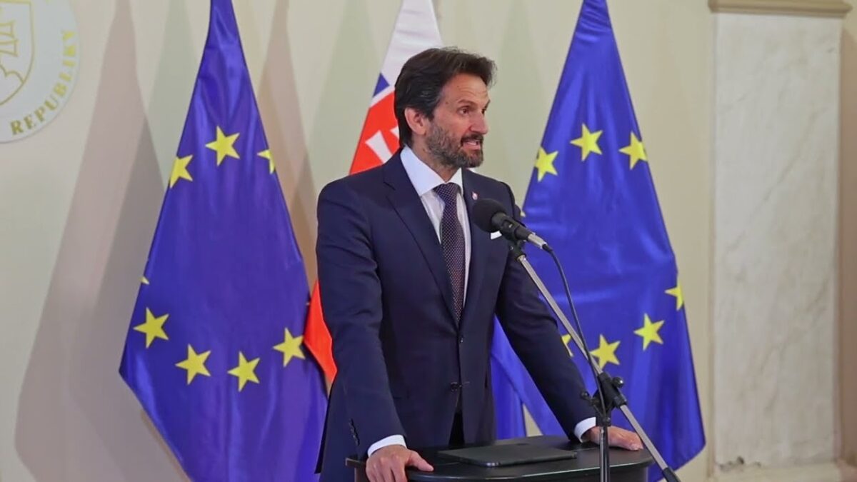 JE NORMÁLNE ÍSŤ SA POKLONIŤ PADLÝM HRDINOM DO KRAJINY KDE, CEZ 2. SVETOVÚ VOJNU, TIEKLO NAJVIAC KRVI