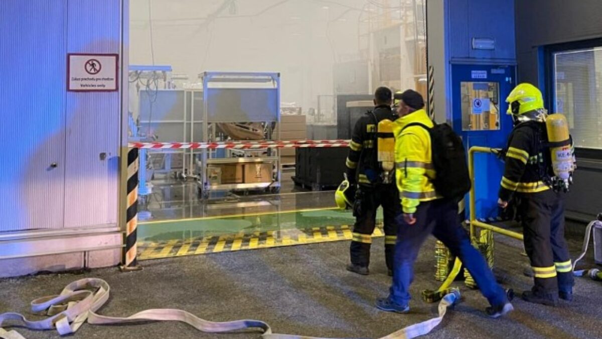 Výrobnú halu v Košiciach zachvátil požiar, pred príchodom hasičov evakuovali desiatky ľudí – FOTO