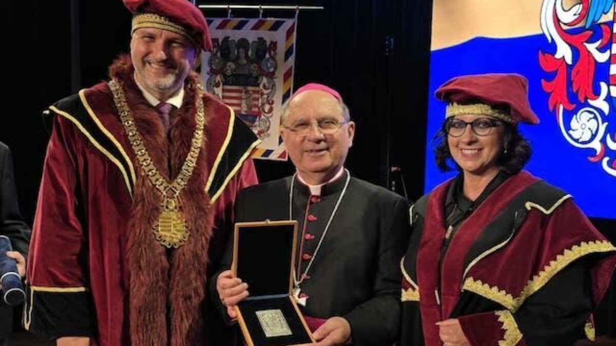 V Košiciach po druhýkrát udelili cenu PRO URBE. Prevzal ju arcibiskup Bober