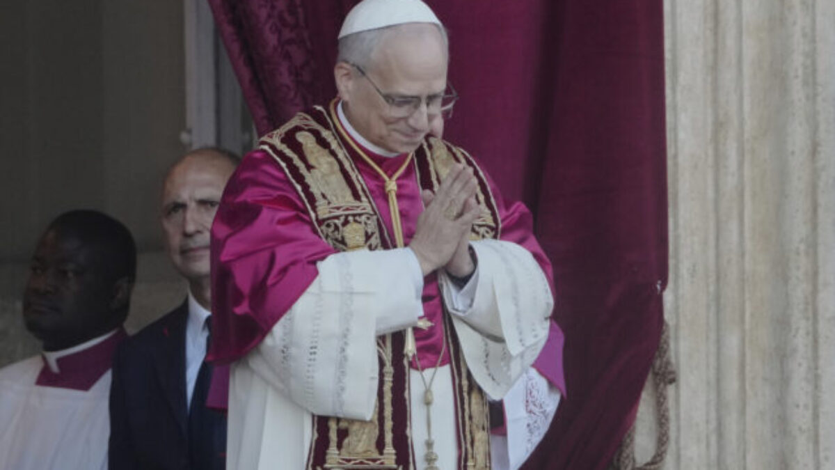 Nový pápež Lev XIV. strávil prvú noc doma, medzi jeho susedmi je aj Slovák – VIDEO