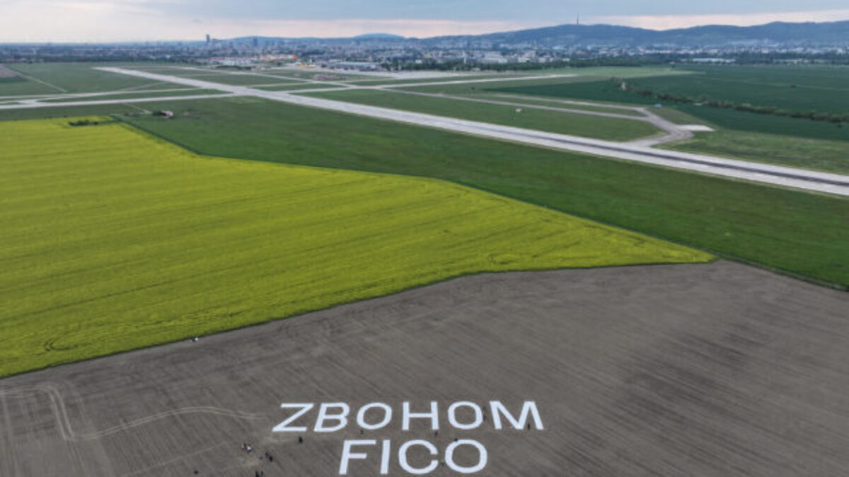 Je viditeľný aj z lietadla: 70-metrový nápis ZBOHOM FICO odkazuje premiérovi, že občania s jeho cestou nesúhlasia – FOTO