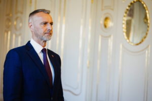 Raši prijal na Bratislavskom hrade veľvyslancov krajín V4, odovzdal im pamätné p...