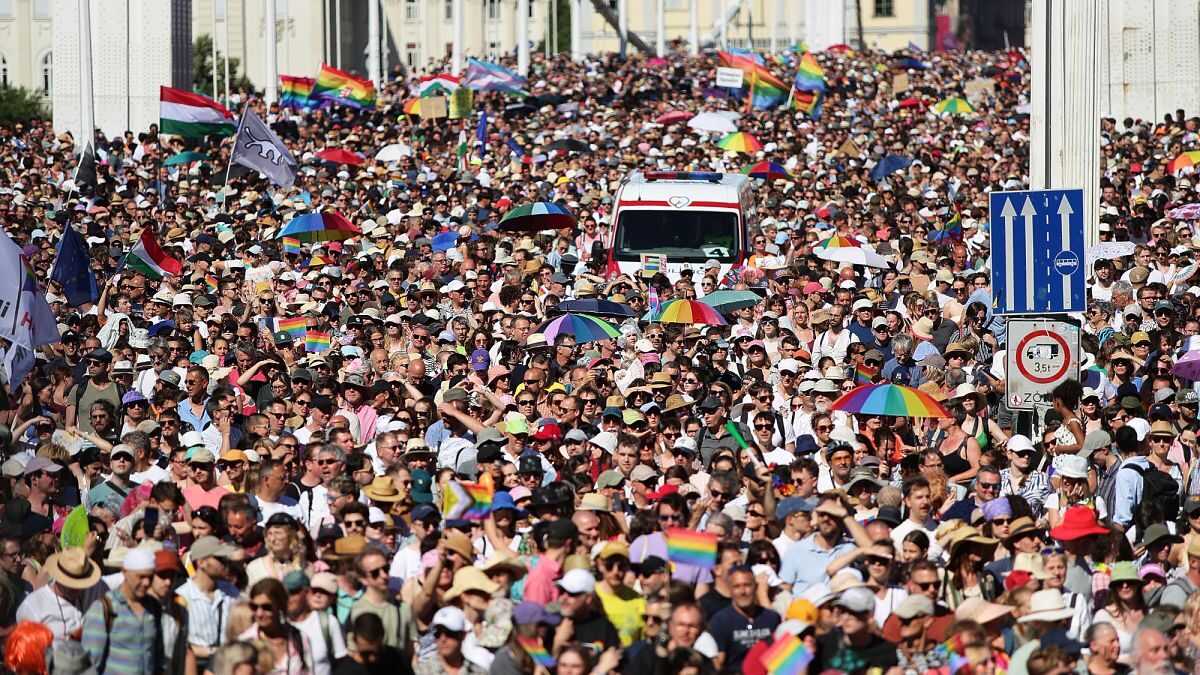 Opozičné strany v Maďarsku využívajú veľkú účasť na Budapeštianskom Pride na podporu vlastných cieľov.