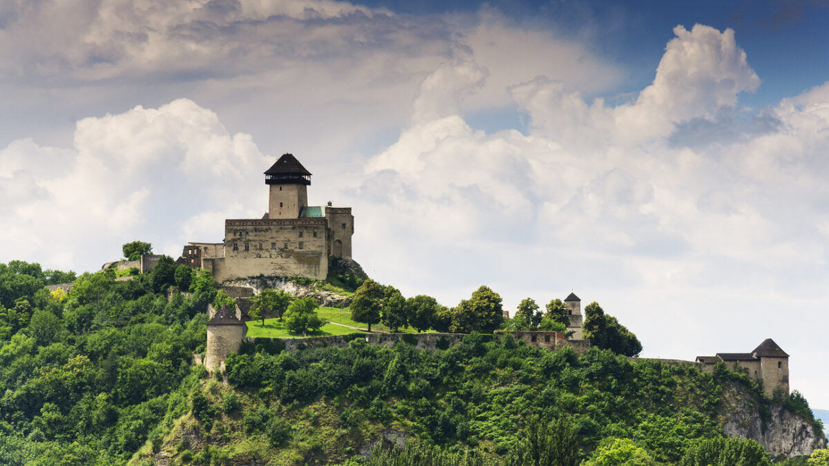 Mesto Trenčín: Po Braneckého ulici do konca leta len v jednom smere, okrem BUSov