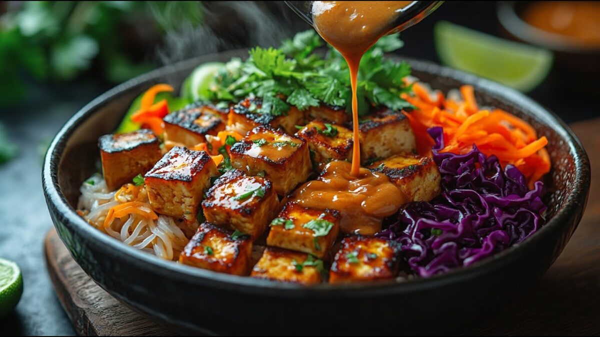 Vegánska miska s ryžovými rezancami, tofu a krémovou arašidovo-kokosovou omáčkou