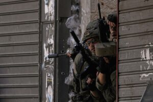 Izrael: Izraelskí osadníci podpálili vojenskú základňu na Západnom brehu počas n...