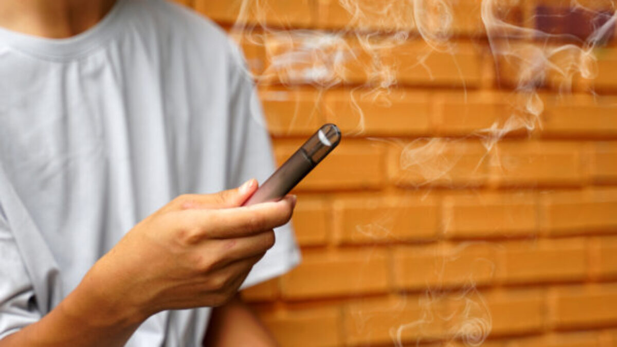 Lekári podporujú zákaz príchutí a jednorazových e-cigariet, deštrukciou pľúc trpia stále mladší pacienti