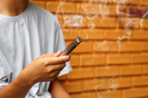 Lekári podporujú zákaz príchutí a jednorazových e-cigariet, deštrukciou pľúc trp...