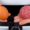 Vajcia a mäso v air fryeri – neveríte, čo to urobí!